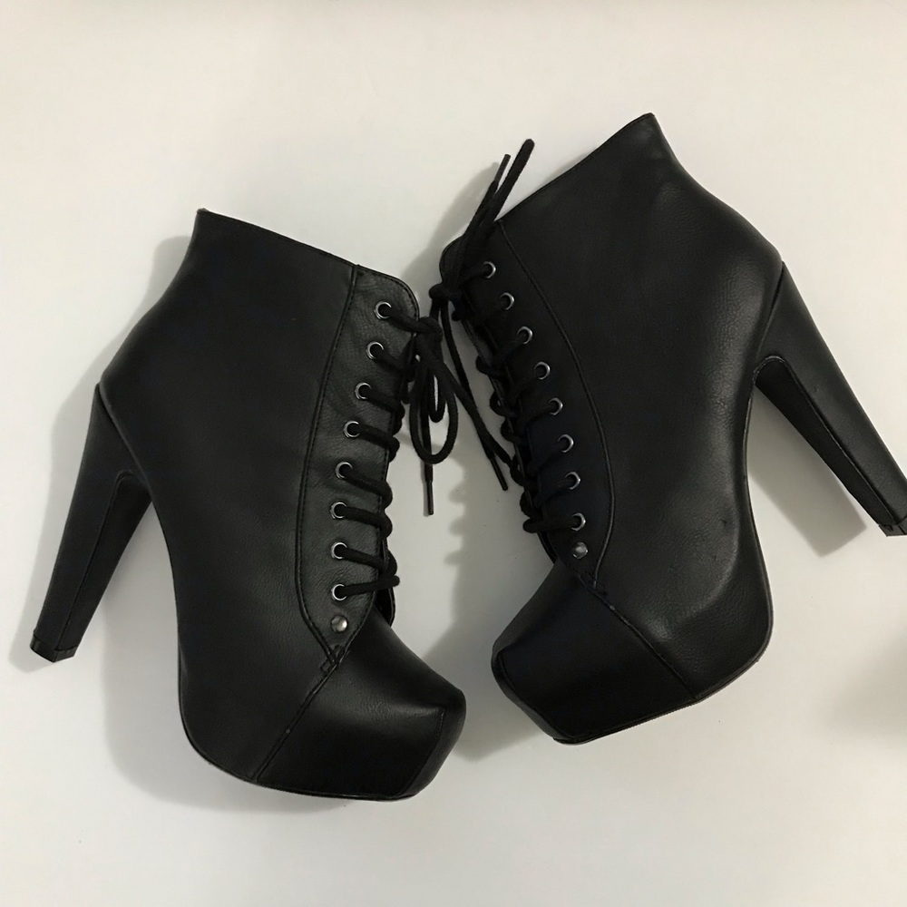 Black Heeled Boots🖤